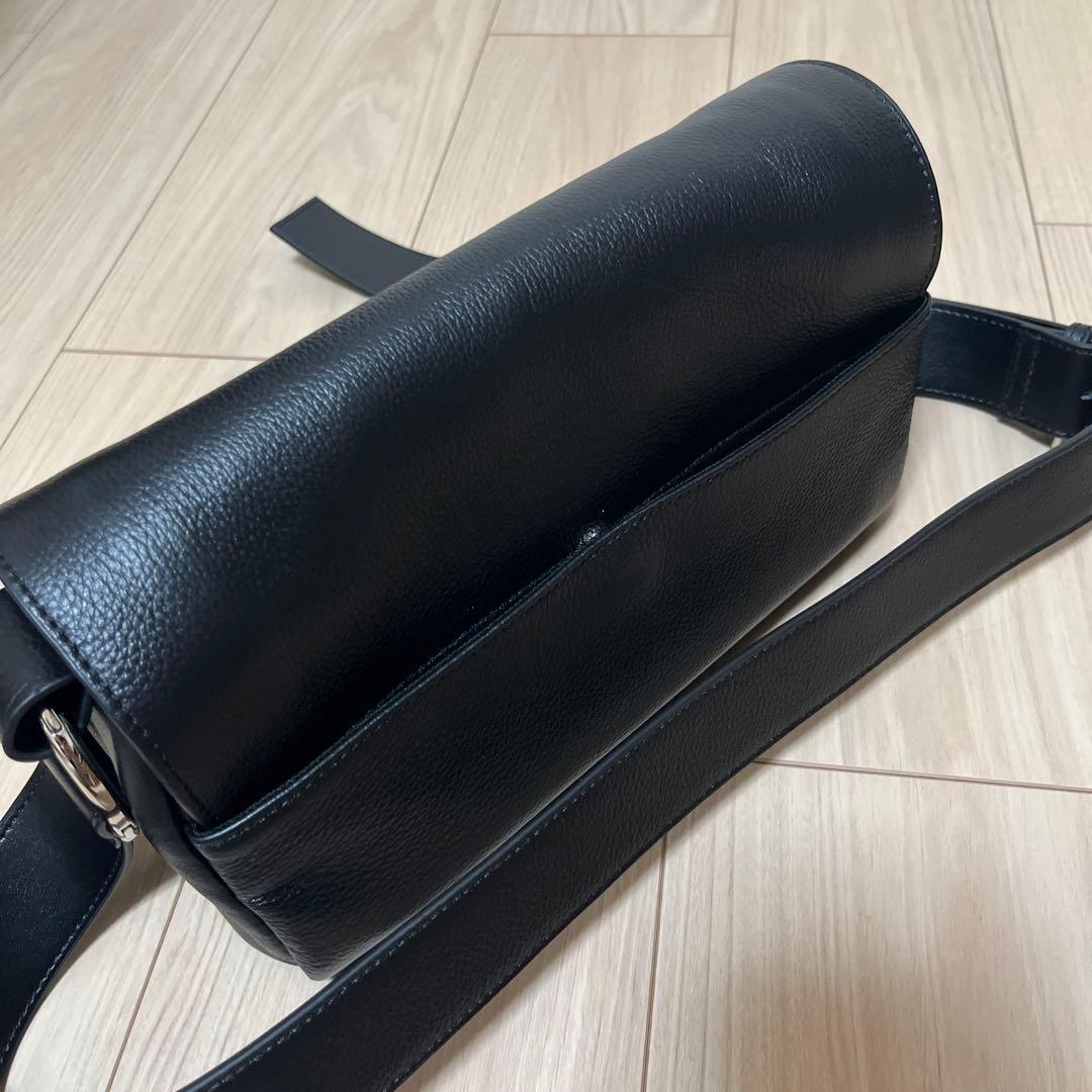 ビアズリー　レザーボディバッグ