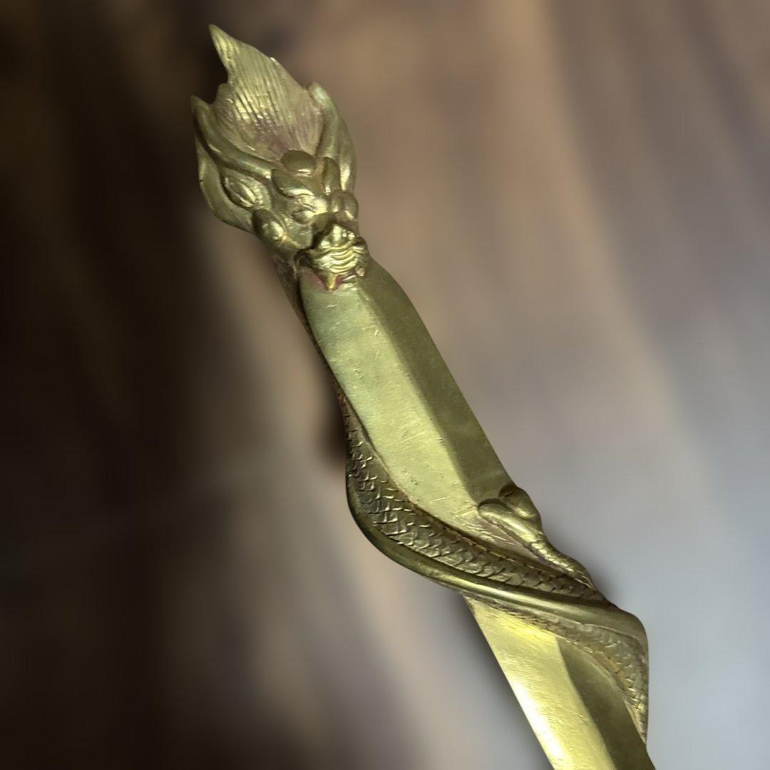 金色の装飾剣型置物　龍