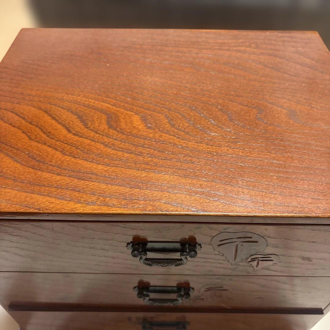 アンティーク　木製3段引き出し 花柄彫刻