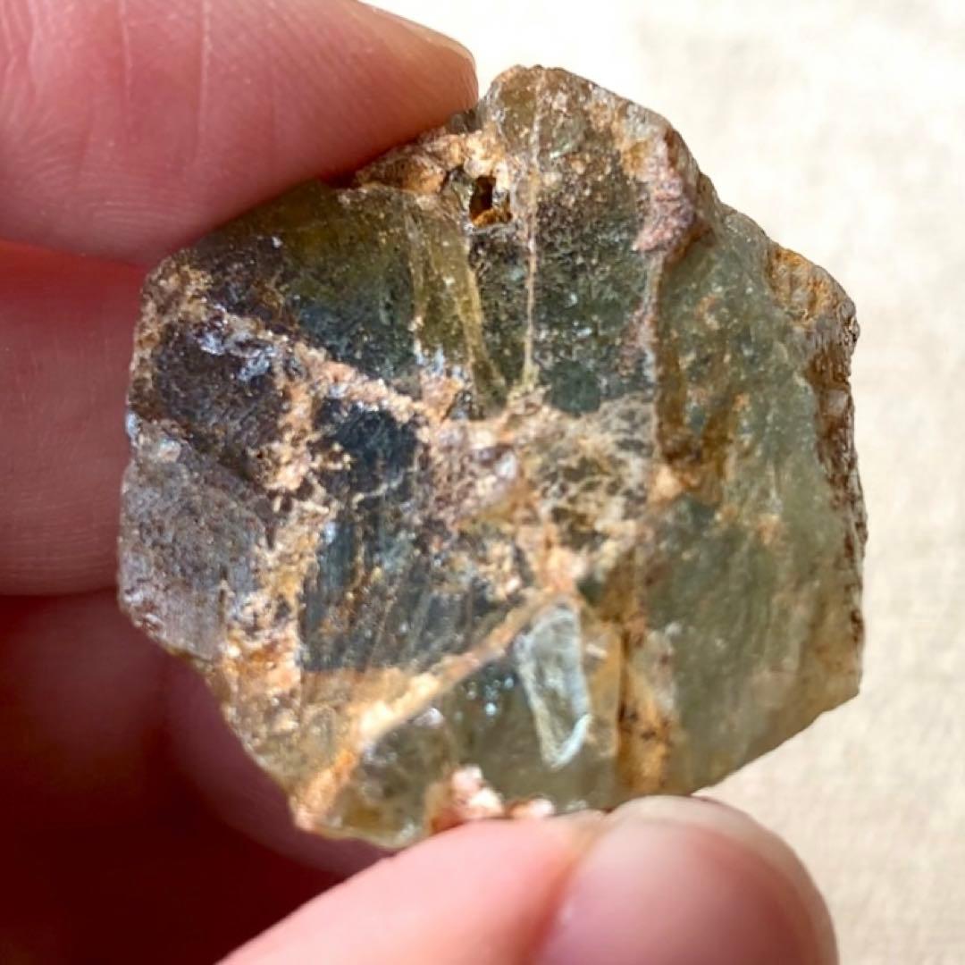 バイカラーベリル原石7/六角形わかりやすい色味