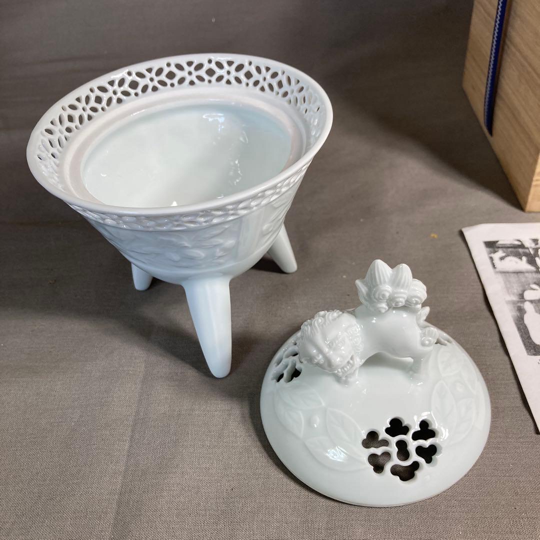 【樋渡陶六】白磁彫の伝統　日本工芸会　肥蝶山　樋渡陶六作　青白磁草花彫　獅子香炉