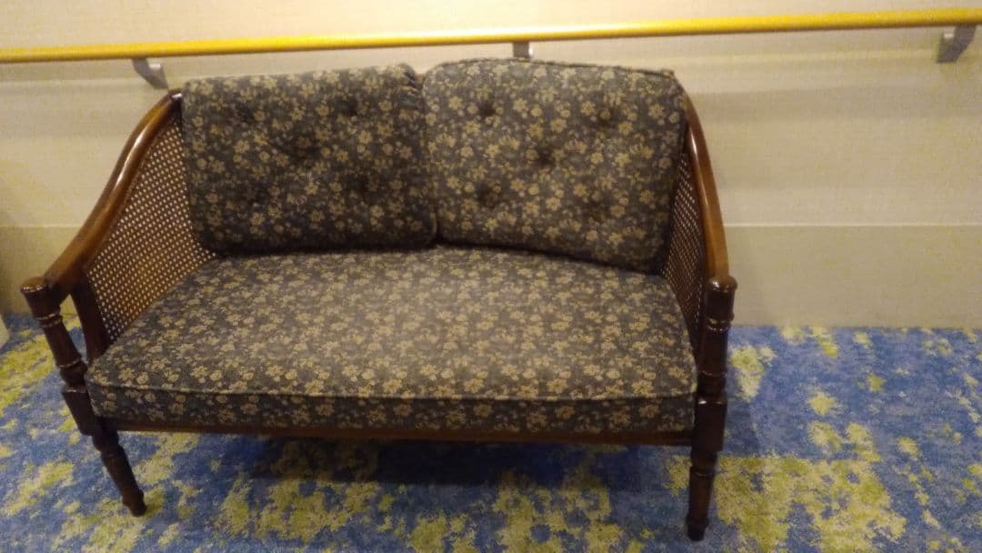 カリモクのフラワーパターン 2人掛けソファ