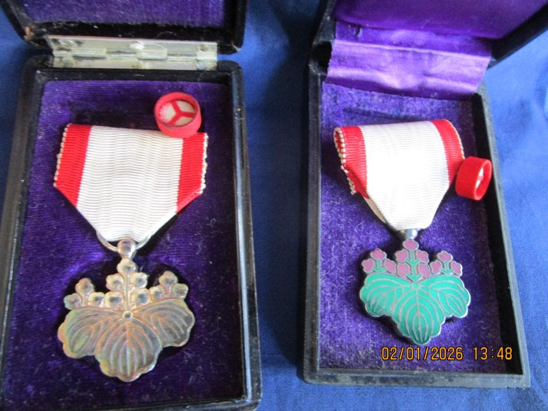 勲章　勲八白色桐葉章　他1点　2箱　日本の勲章2個セット　その2