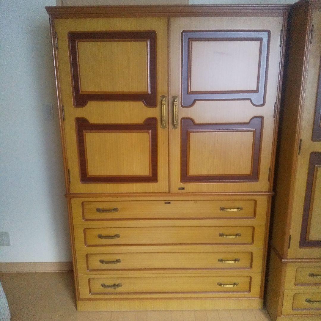 昭和レトロ伝統的な日本の箪笥 鶴の絵付き