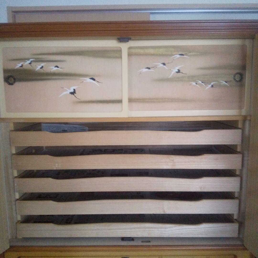 昭和レトロ伝統的な日本の箪笥 鶴の絵付き