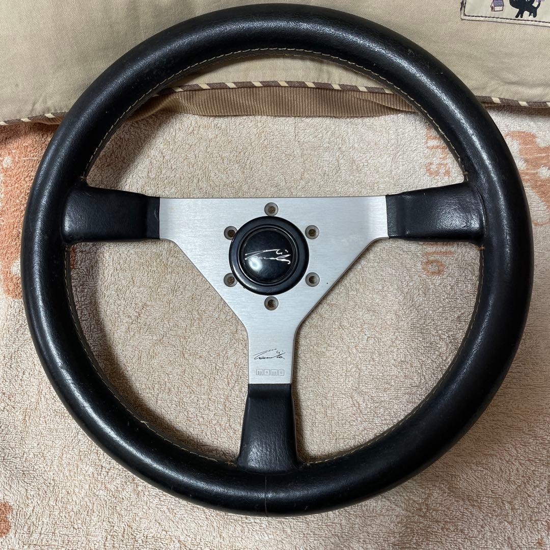 momo ニキラウダステアリング　シルバー　ホーンボタン　ステアリングボス付き