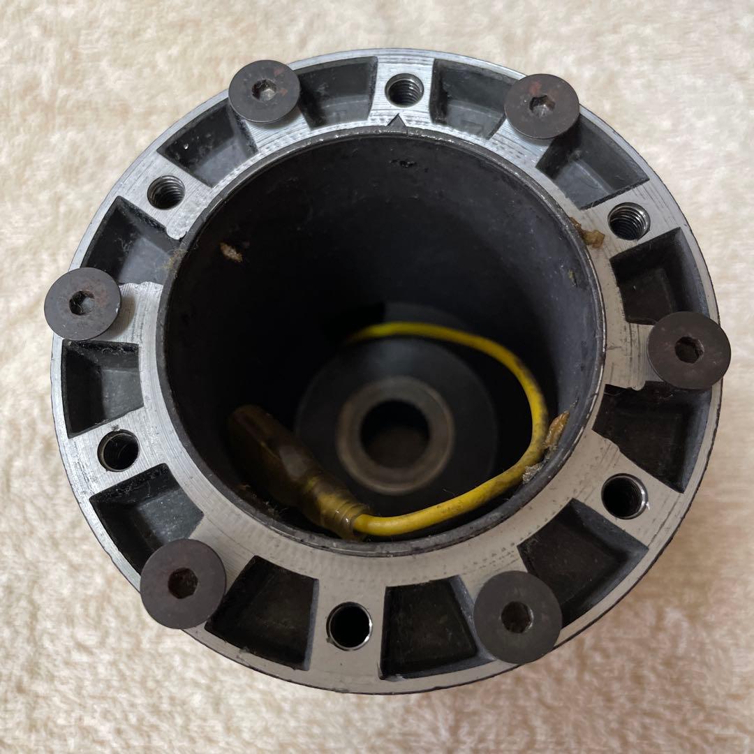 momo ニキラウダステアリング　シルバー　ホーンボタン　ステアリングボス付き