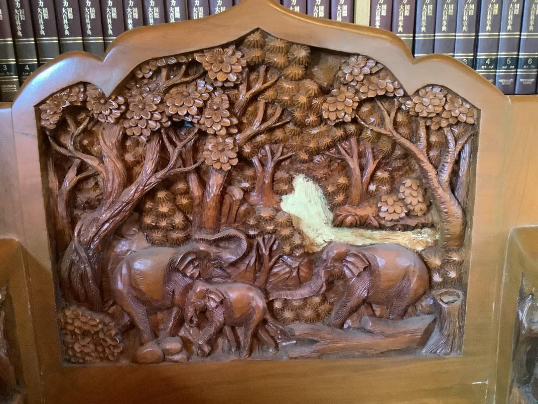 【重厚彫刻椅子】象の群れモチーフ　木製彫刻アームチェア 4脚セット 希少大型家具