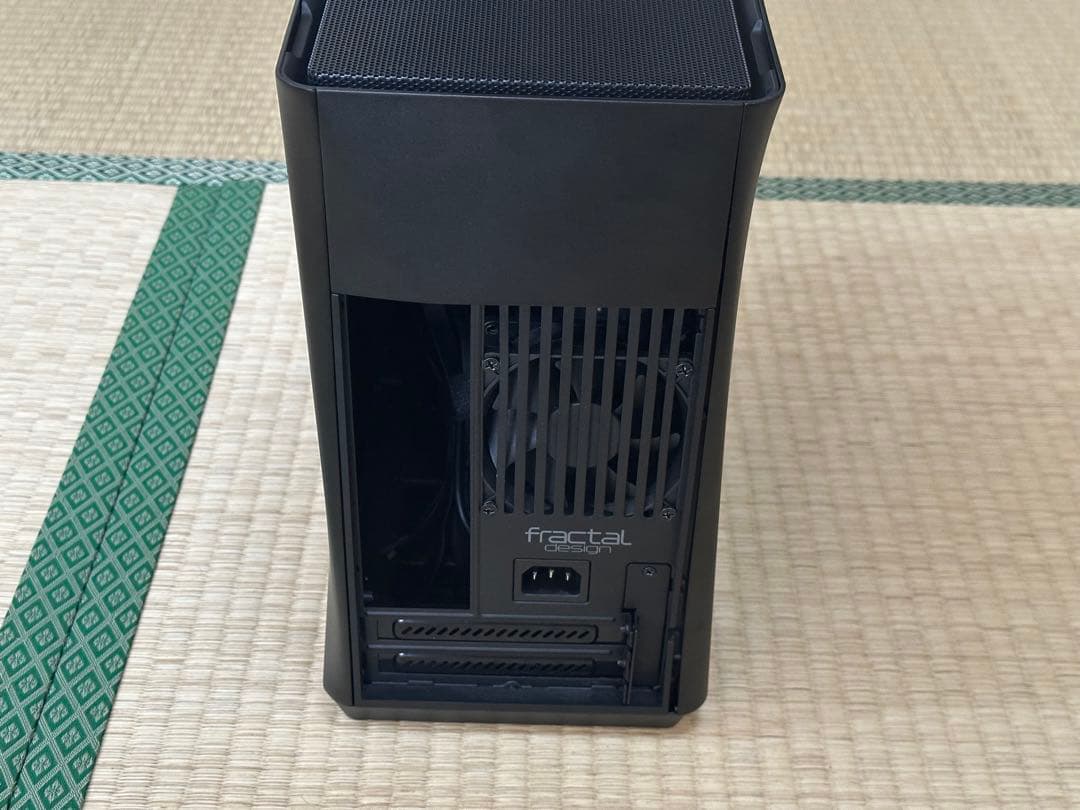 PCケース(自作PC用) Era ITX Carbon - TG (FD-CA-ERA-ITX-BK)