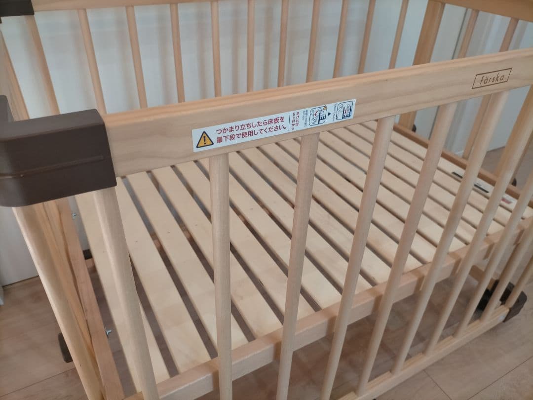 【美品】ファルスカ　ベビーベッド　ベッドサイド　キャスター付き