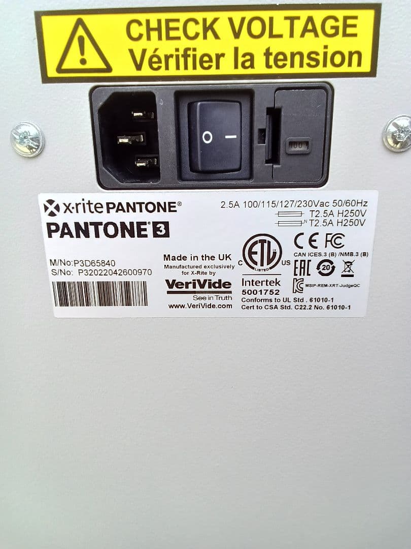 撮影ブース X-Rite PANTONE 3 Light Booth ②