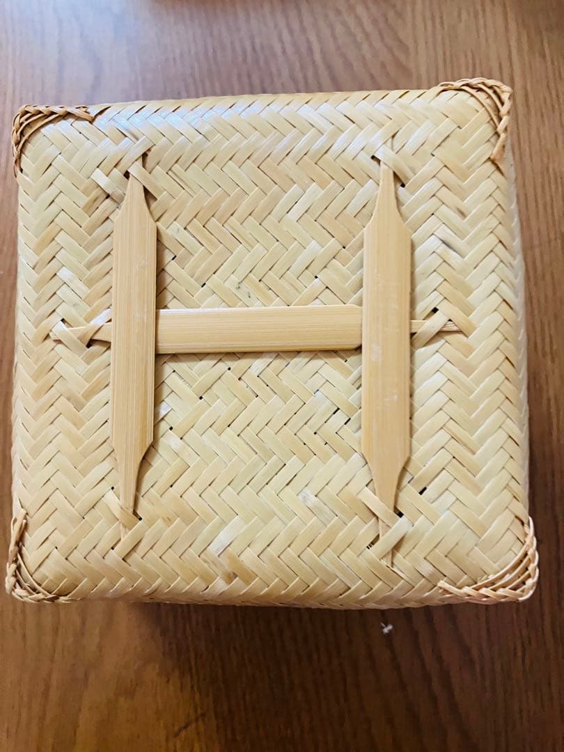 京都、公長斎小菅の竹の四角いバスケット
