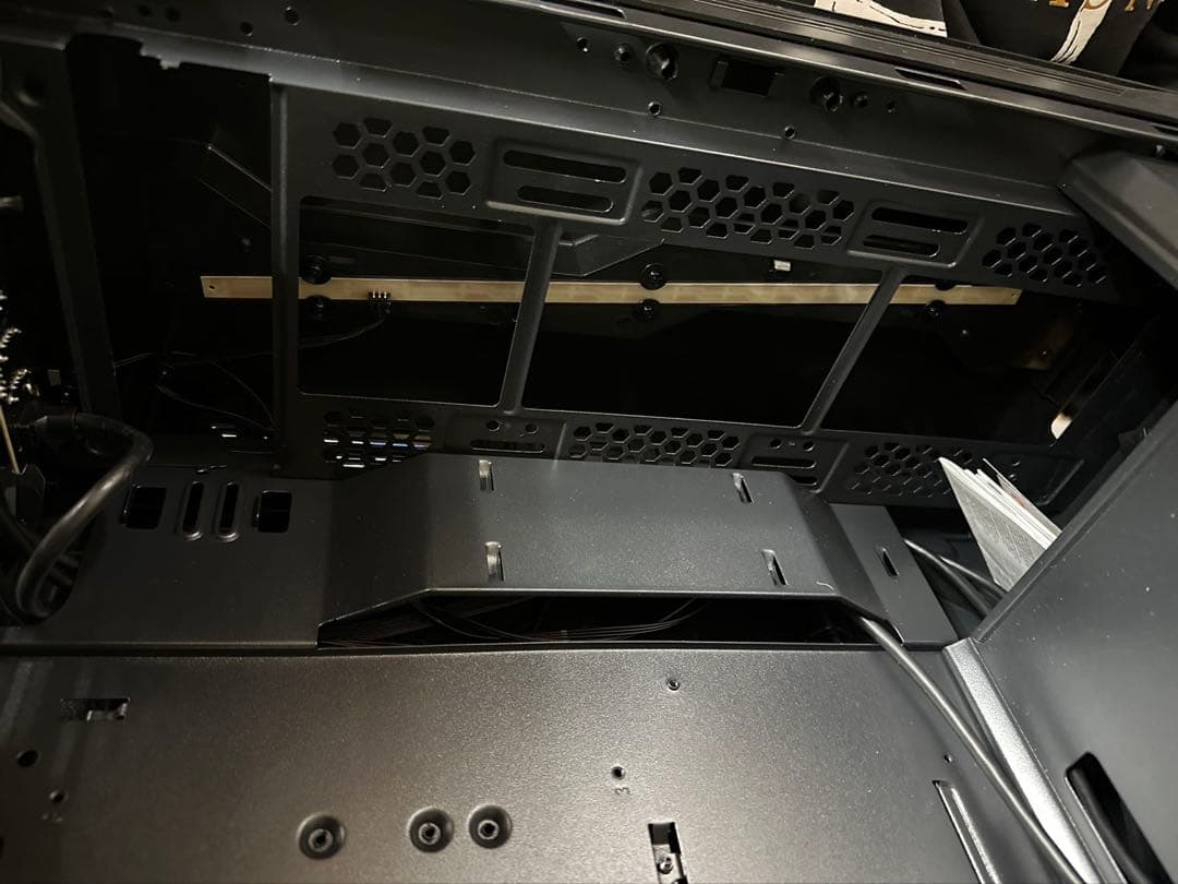 MSI 赤龍MAG VAMPIRIC 010X ミドルタワー 強化ガラスケース