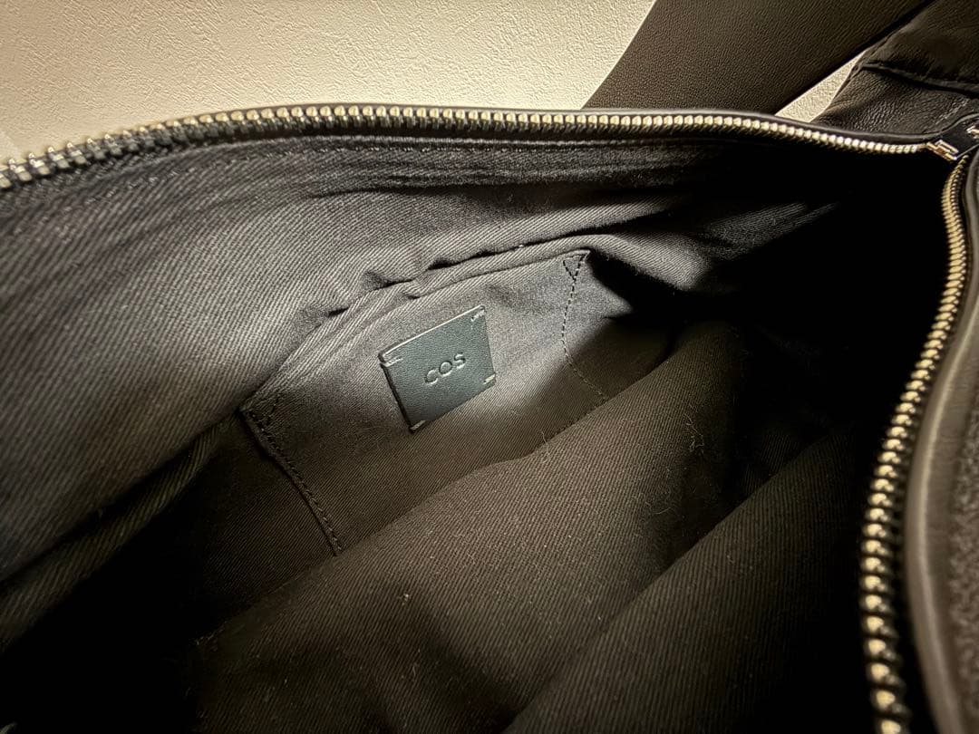 COS レザープリーツベルトバッグ ブラック