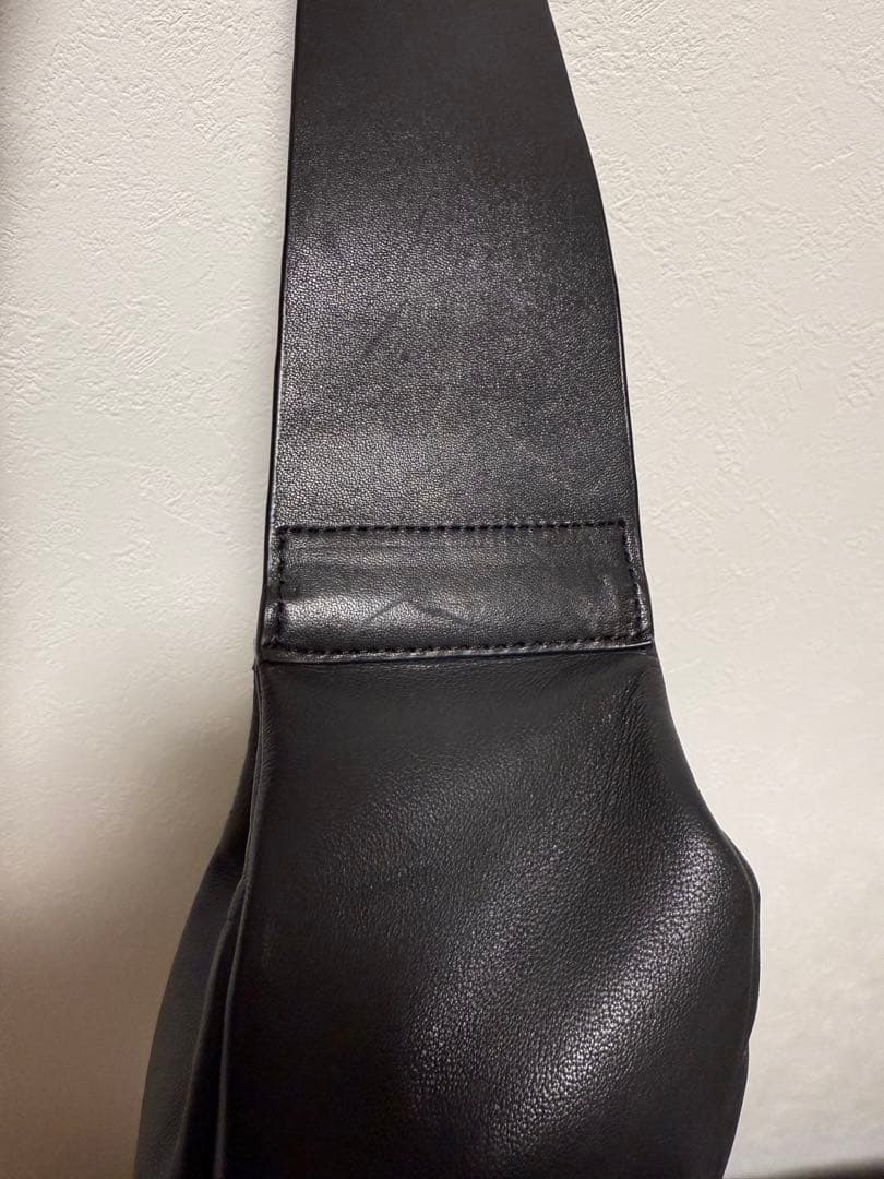 COS レザープリーツベルトバッグ ブラック