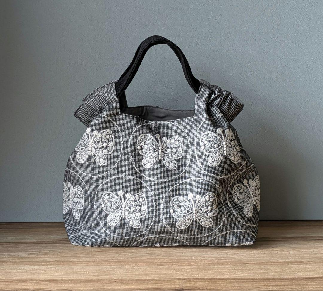 ミナペルホネンハンドメイドシャーリングバッグ（フォレストウイング、グレー、中）