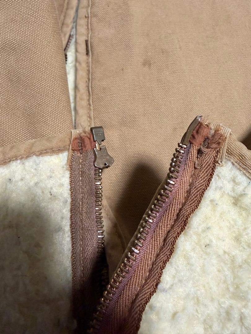 カーハート　ダックベスト