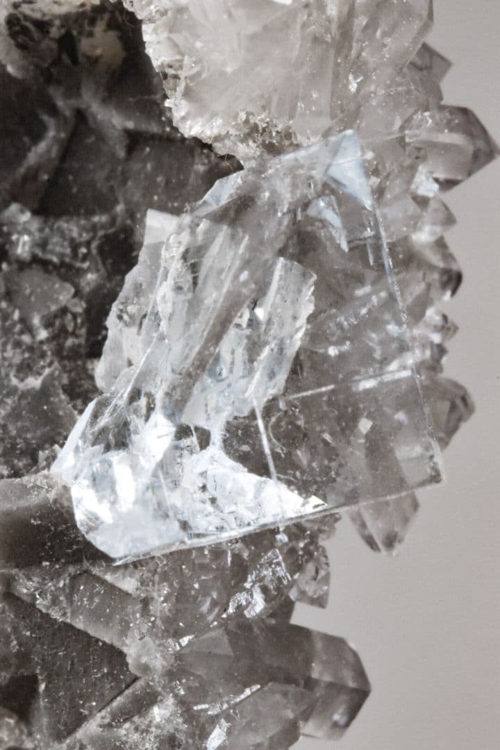 中国浙江省産 スモーキードゥルージークォーツと超透明なフローライトの共生