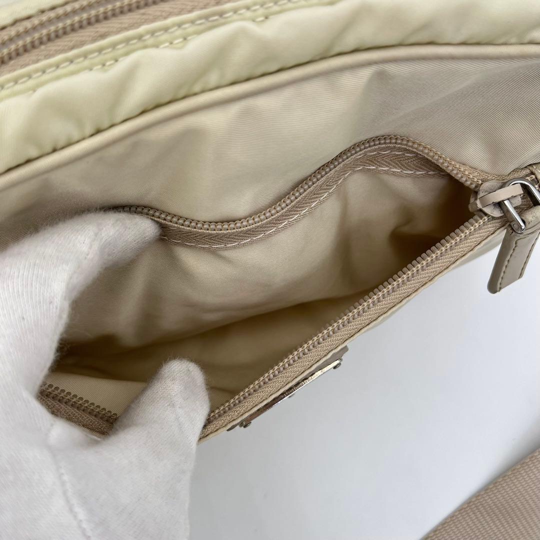 プラダ ショルダーバッグ カメラバッグ 斜めがけ 三角ロゴ ナイロン 男女可能