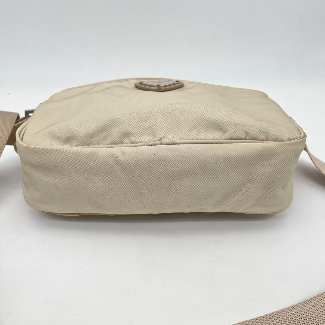 プラダ ショルダーバッグ カメラバッグ 斜めがけ 三角ロゴ ナイロン 男女可能