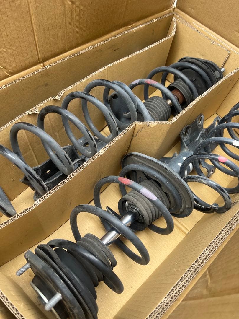 【即購入可】30プリウス 純正サス 1台分