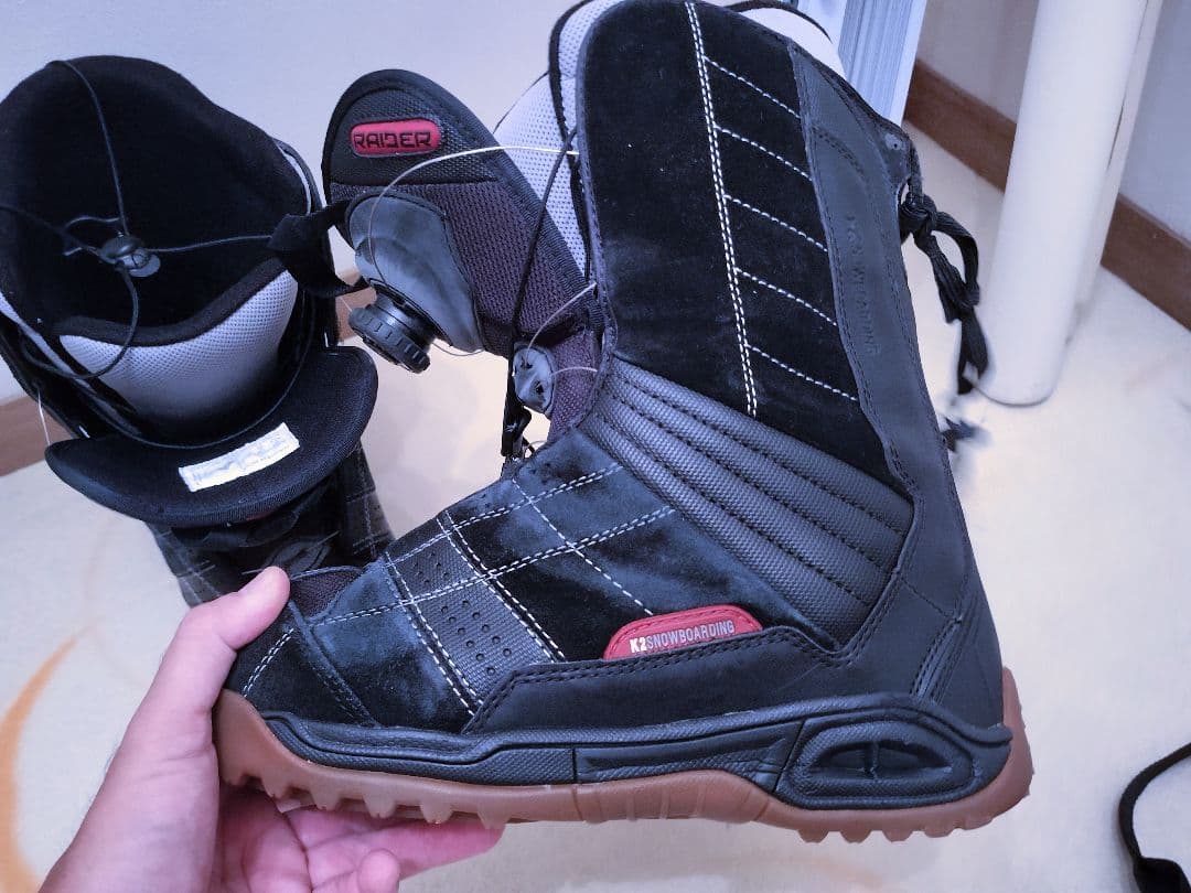 K2 スノーボードブーツ ブラック/グレー.表面バックスキンタイプ。