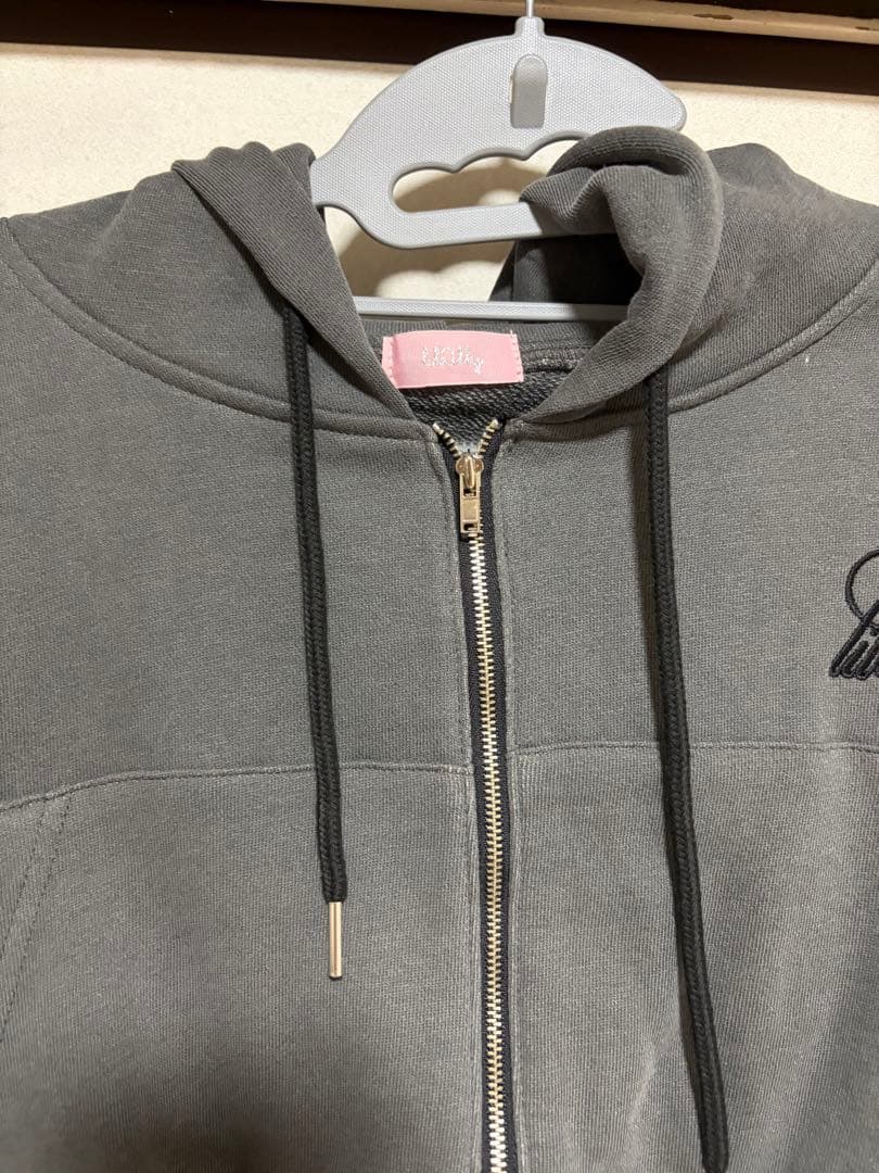 Lillilly 羽の刺繍付きクロップドフーディ