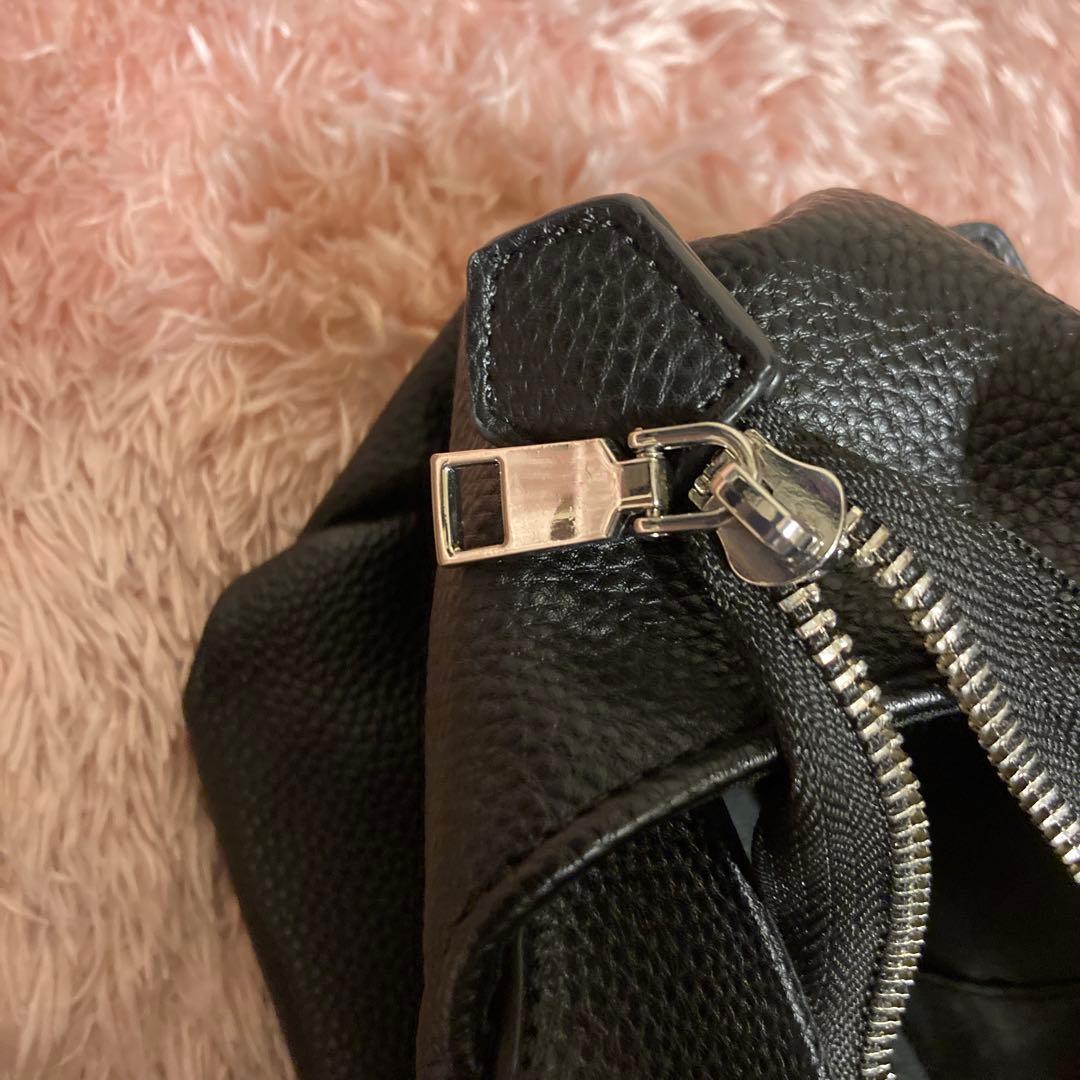 ブラックレザー風ショルダーバッグ