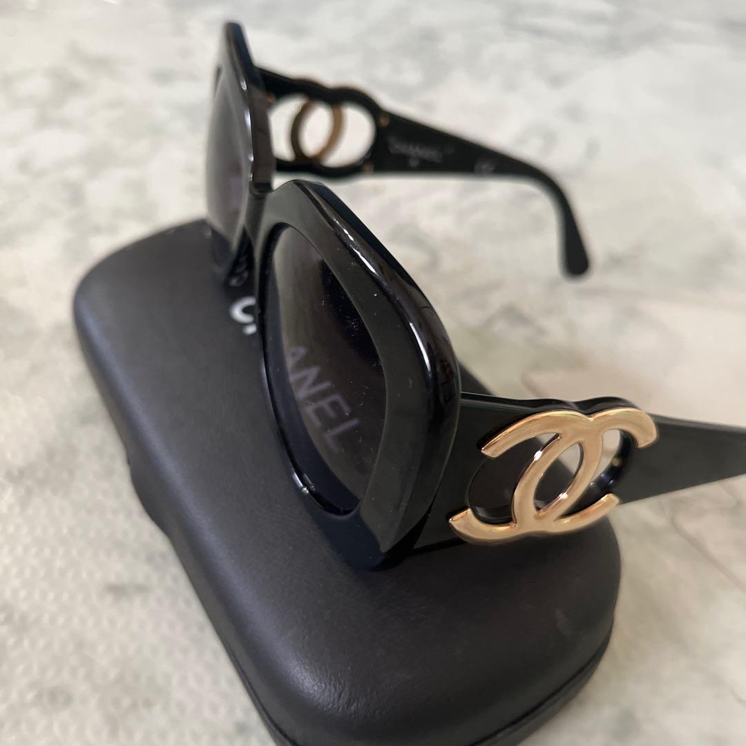 【太古みょう】CHANEL ブラック サングラス CCロゴ付き