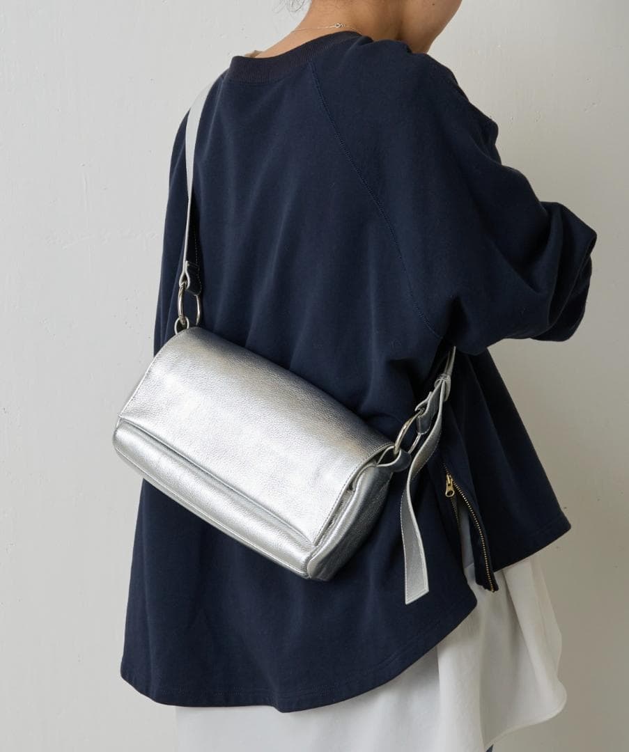 ★min0000さま専用★【新品タグ付】ビアズリー レザーボディバッグ シルバー