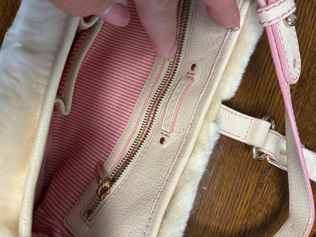 セリーヌファー付きピンクハンドバッグ