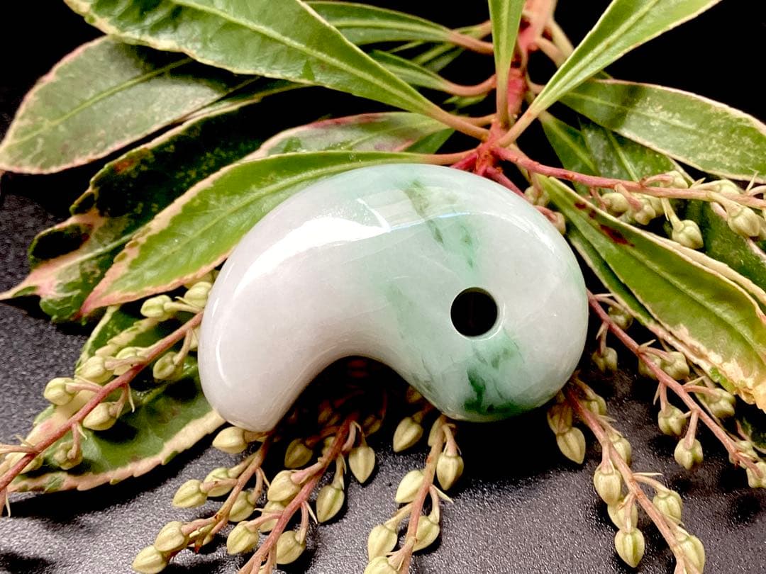 ✳摩訶不思議パワー　天然翡翠 淡いラベンダー色　糸魚川翡翠勾玉　本物を鑑別書付‼️