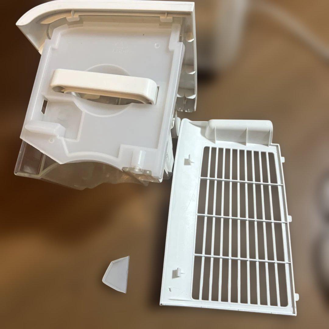 ま*こ様 SHARP シャープ　衣類除湿乾燥機　CM-L100 ホワイト　202