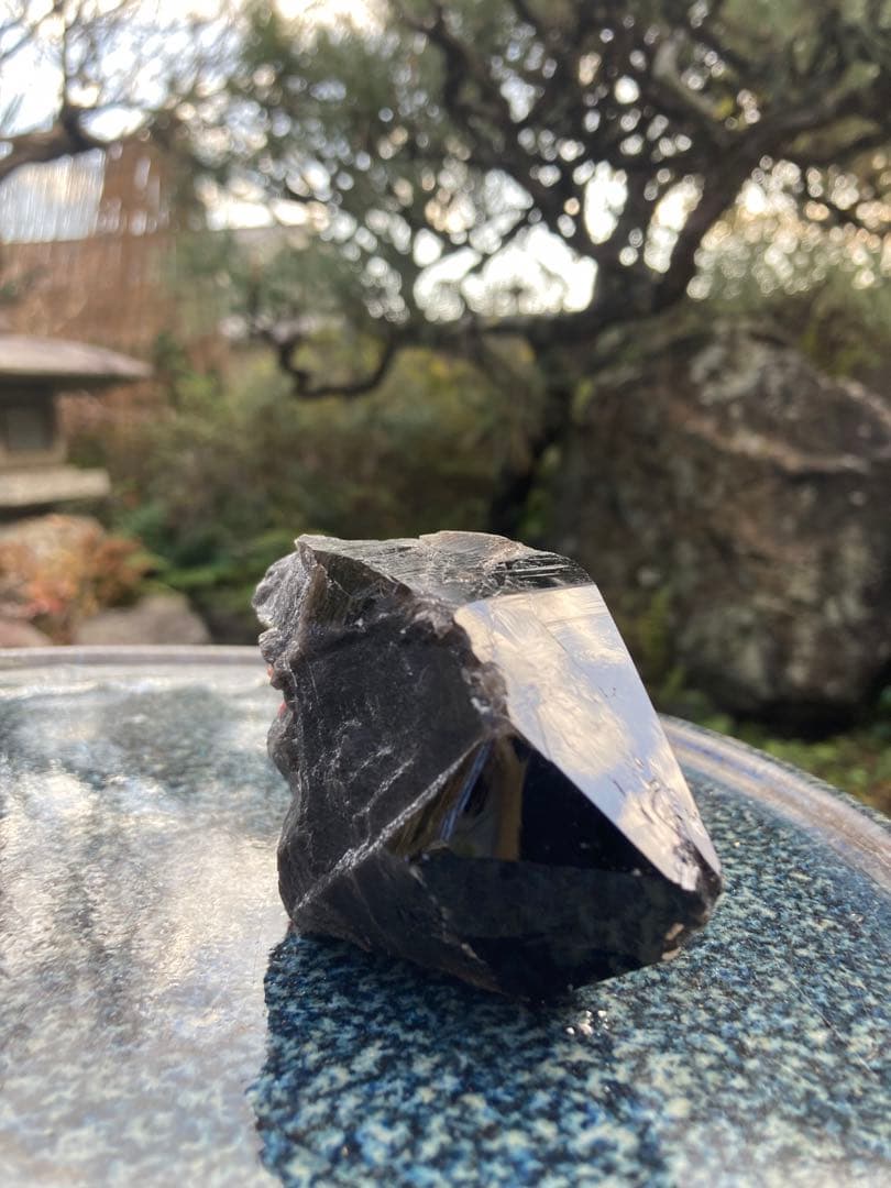 黒いオブシディアンの置物