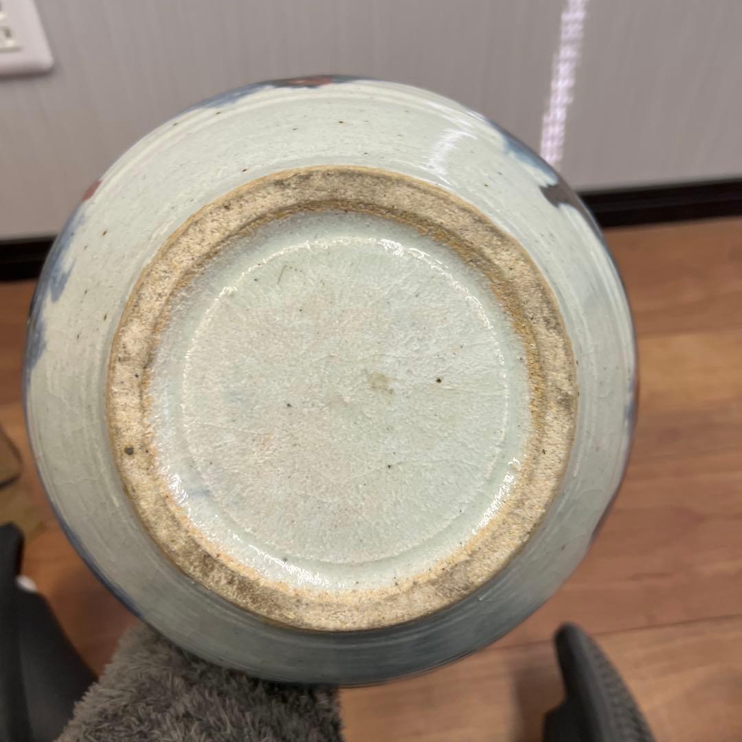 青白い花模様の陶器の壺