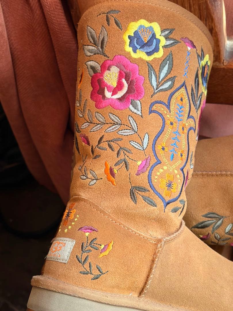 りん様　Hawaii限定✨UGG✨Juliette Floral✨刺繍入