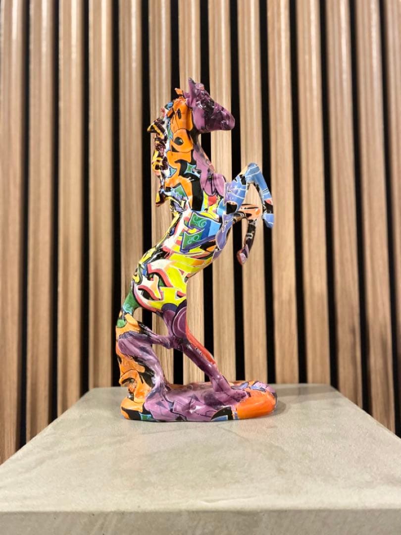 ストリートアート風馬の立体オブジェ カラフル