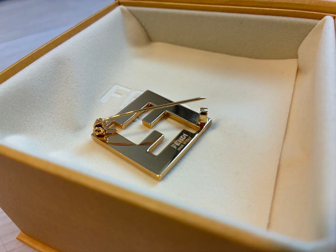はいやー FENDI ブローチ ホワイト