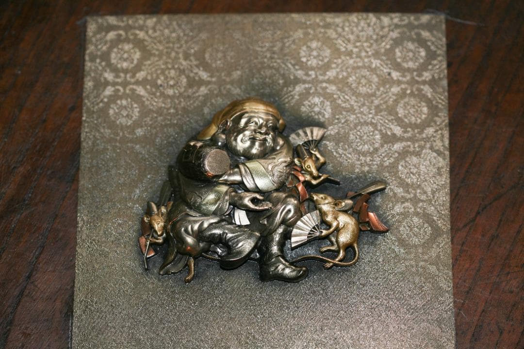 [夢工房】高岡雕刻家內島一平(青保)製金銀象鑲六福神金工壁掛???