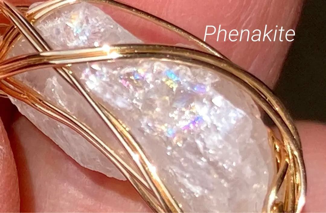 ロシア産　フェナカイト　原石　虹入り　14kgf ペンダントトップ