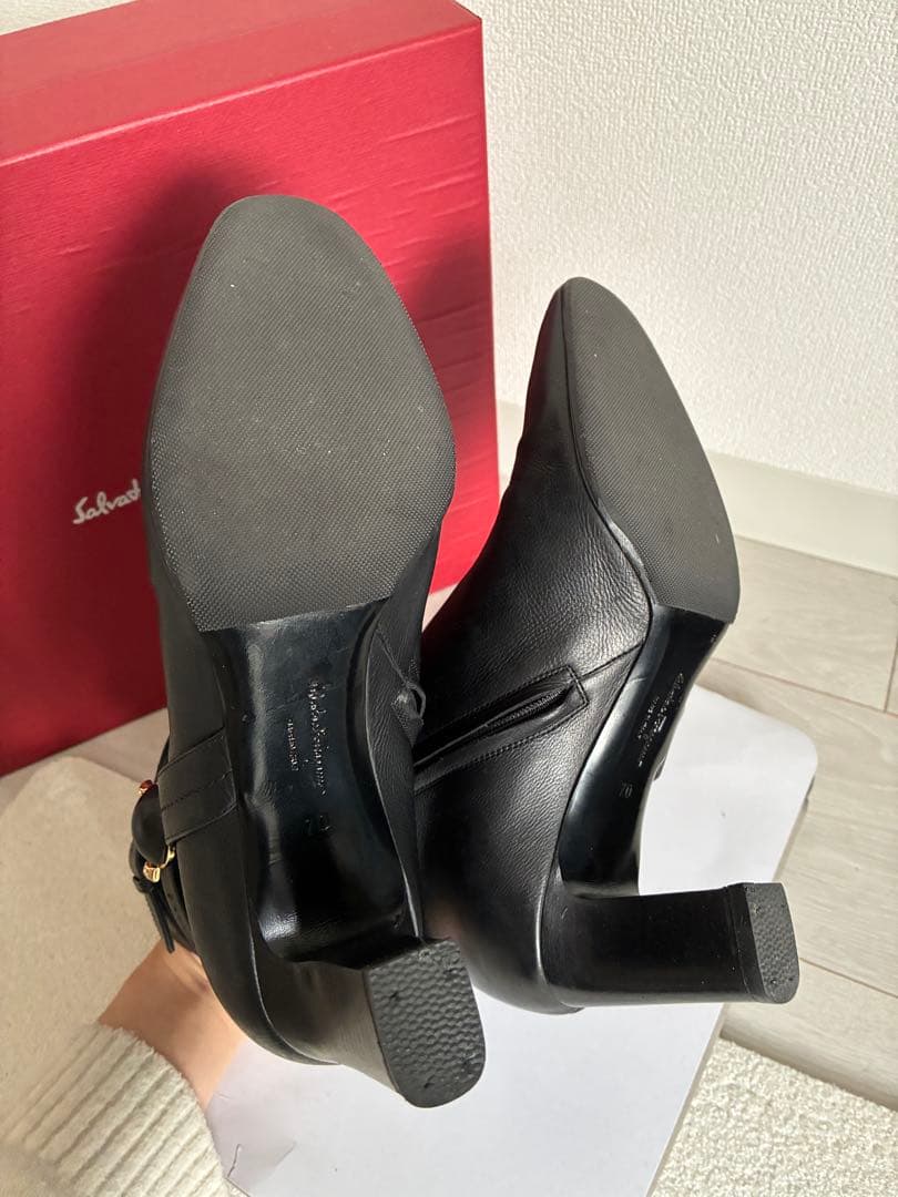 極美品 Ferragamo ブラックレザー　ミドルブーツ　箱付き　24cm