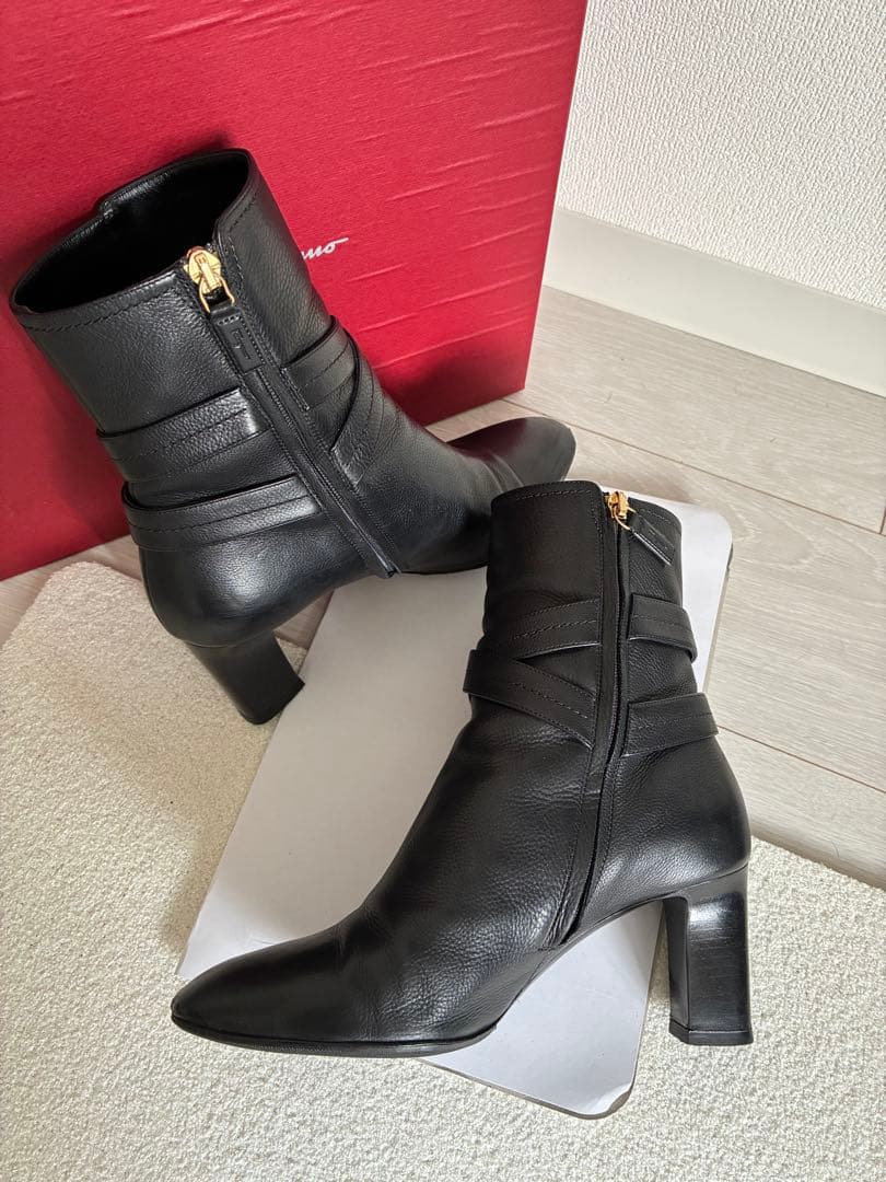 極美品 Ferragamo ブラックレザー　ミドルブーツ　箱付き　24cm