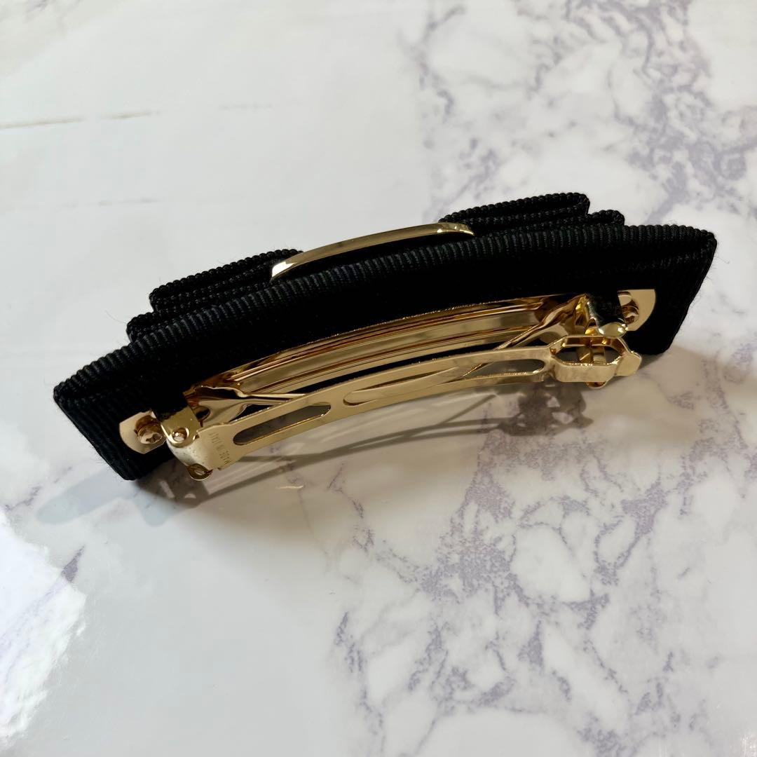 フェラガモ バレッタ　ブラック × ゴールド