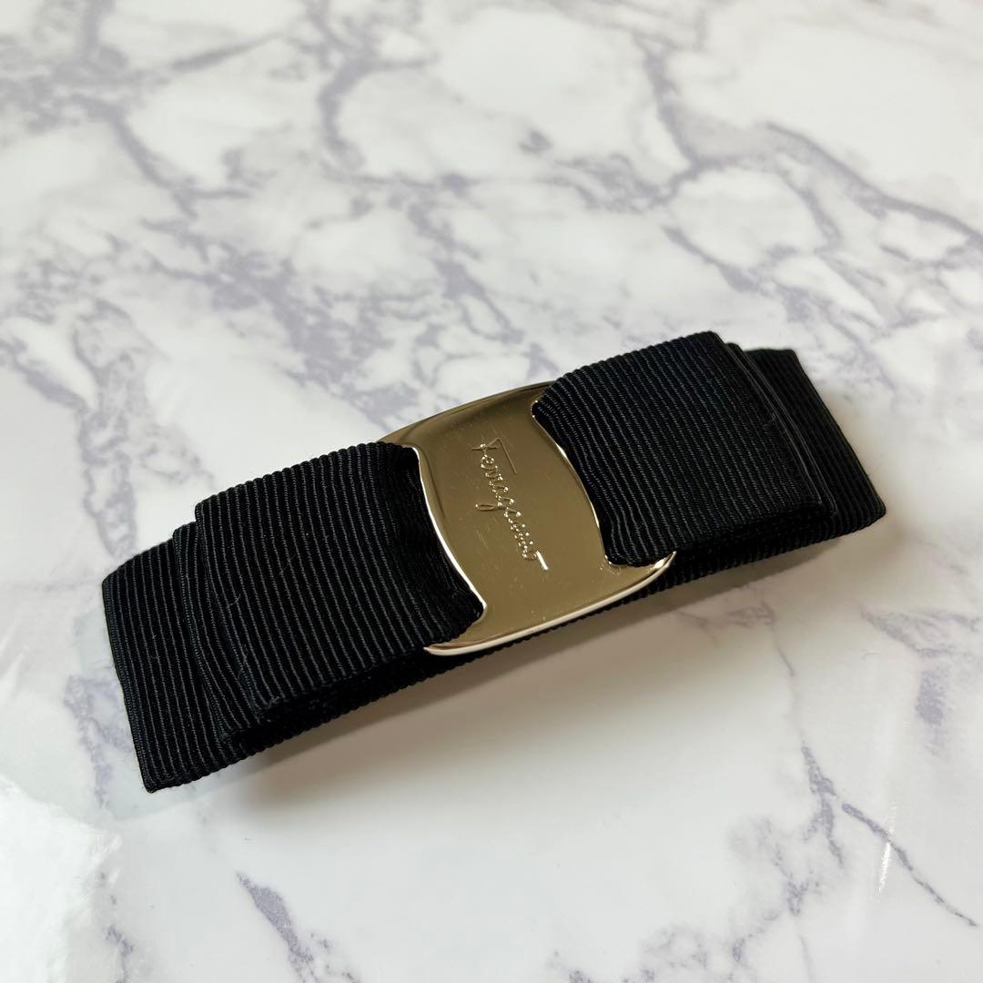 フェラガモ バレッタ　ブラック × ゴールド