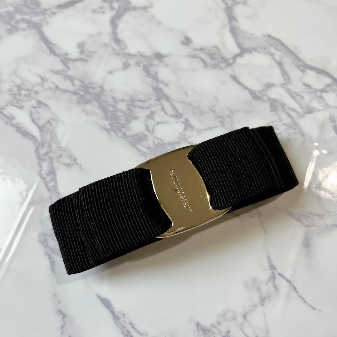 フェラガモ バレッタ　ブラック × ゴールド