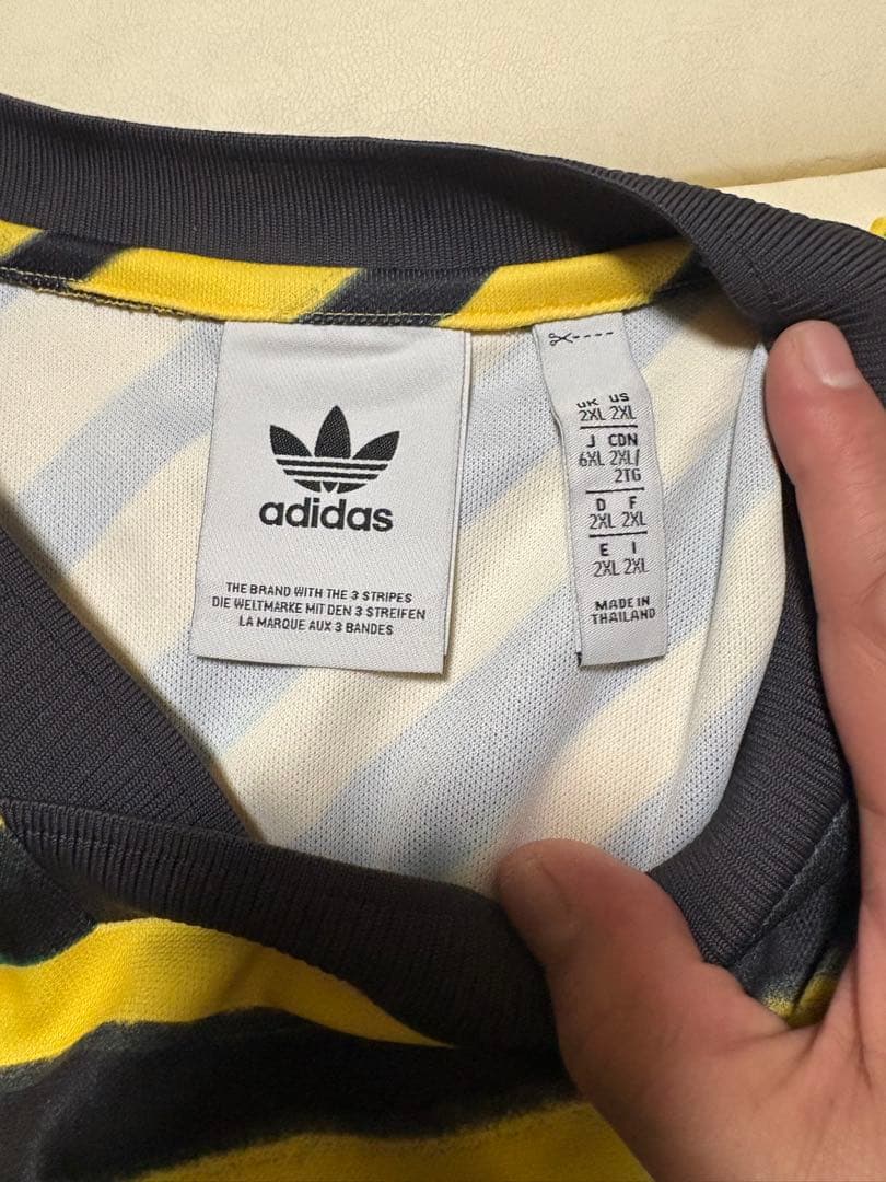 adidas ストライプシャツ ジャマイカ色
