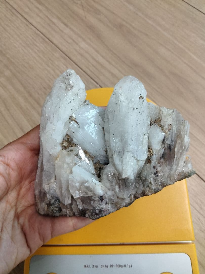 栃木県足尾銅山坑道内より産した伝説のアメシストです。多頭水晶　紫水晶　437g