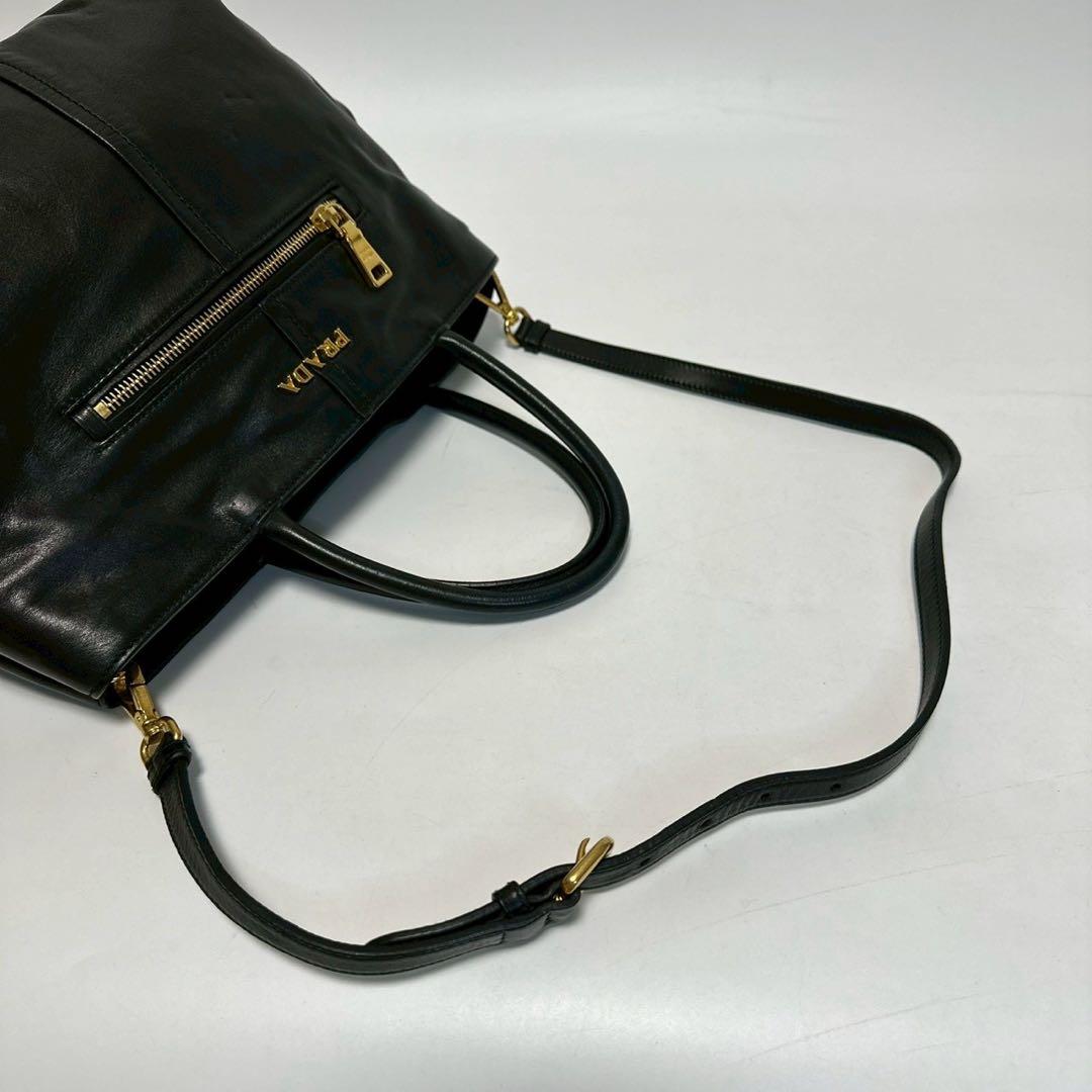 o44【極美品】プラダ　ロゴ金具　レザー　ブラック　2way ショルダーバッグ.
