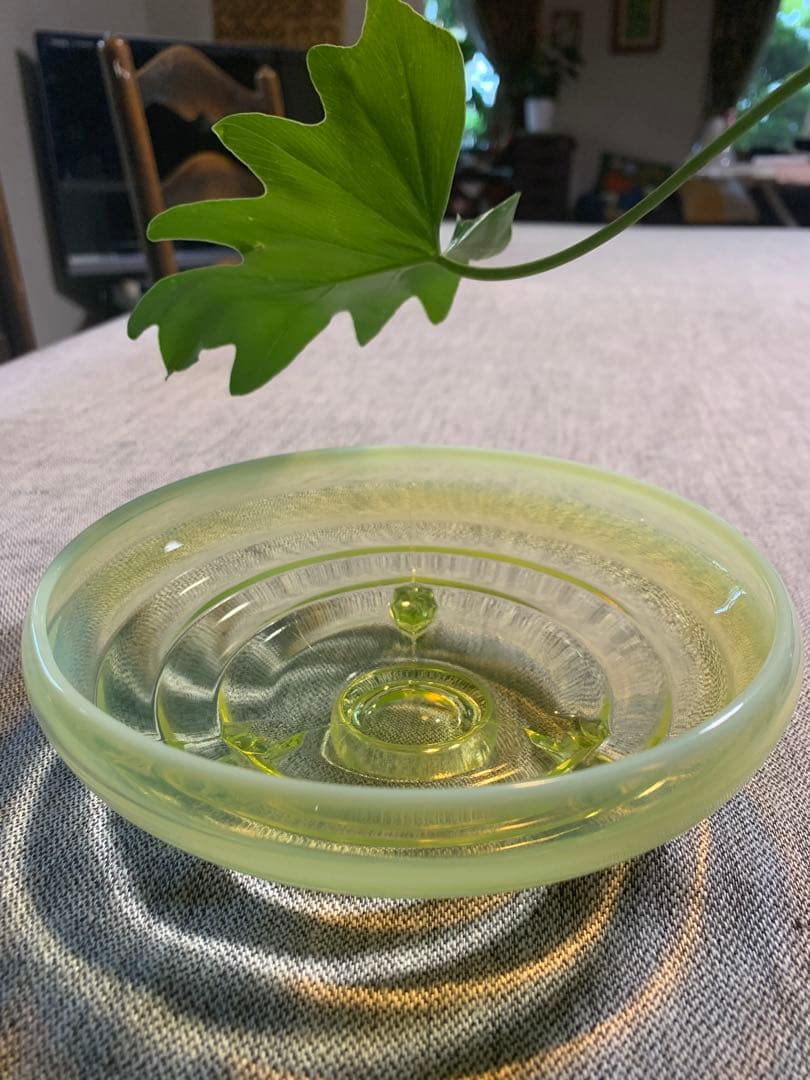 ウランガラス　ワセリンガラス　乳白色　アンティーク　フェントン　三つ足付き