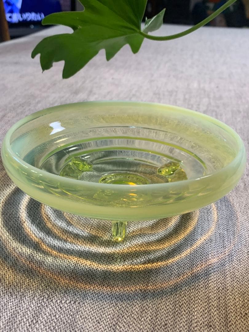 ウランガラス　ワセリンガラス　乳白色　アンティーク　フェントン　三つ足付き